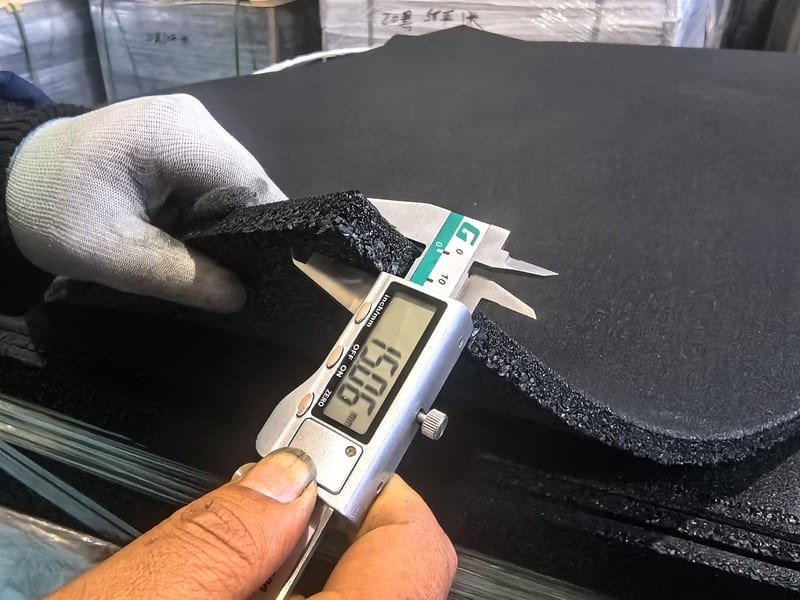 Aangepaste sportschoolvloer met ingelegde markeringen en logo's voor functionele training